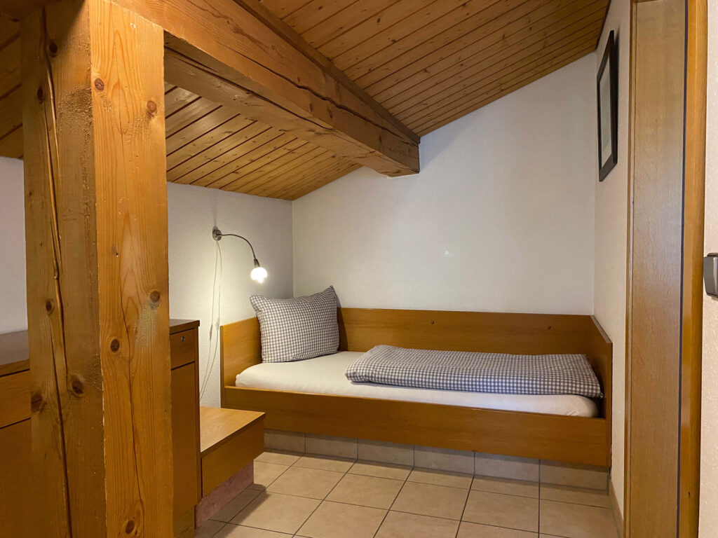 Blick in das Einzelzimmer der großen Ferienwohnung im Aparthotel Happy Kienberg in Pfronten