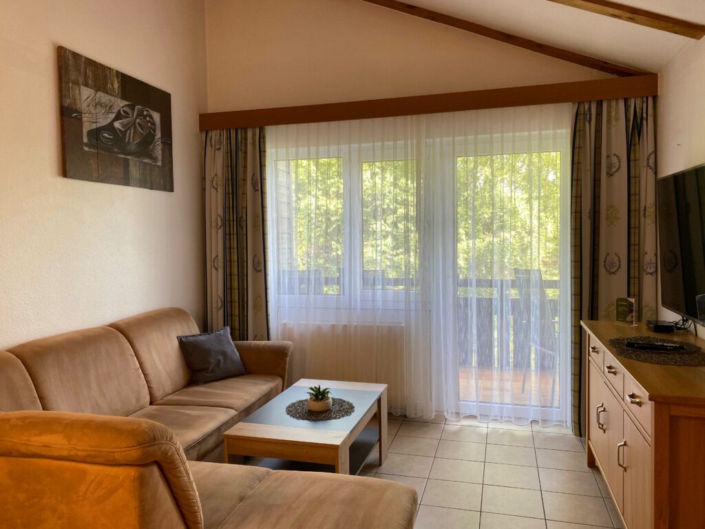 Blick in den Wohnbereich der großen Ferienwohnung im Aparthotel Happy Kienberg in Pfronten